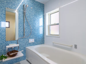 1坪タイプ浴室は、断熱の保温浴槽と天井はLEDライン照明と浴室暖房換気乾燥機仕様