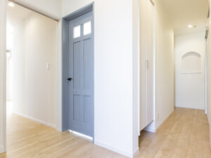 1階　玄関ホール〜廊下〜居室。白を基調とした壁・収納扉・ニッチに居室入口ドアはパナソニック 　Craft Label(
