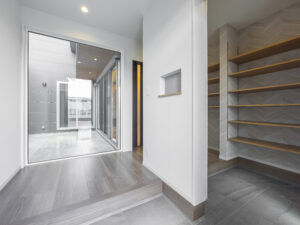 収納量たっぷりの家族用シューズクロークと来客用の2ウェイの玄関ホール。引戸で間仕切れるので、突然の来客でもスッキリ。