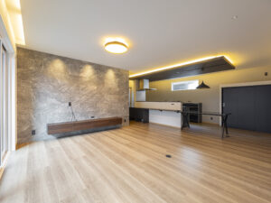 広さ24帖余のLDKのテレビ台の壁面は、調湿機能のあるアクセント壁と間接照明でラグジュアリーな雰囲気を出しました。