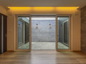 リビングからつづく広さ約9帖大の中庭は、さらに空間の解放感を増します。ウォールでプライバシーがしっかり守られ、家族の空間を思い切り楽しめる中庭。