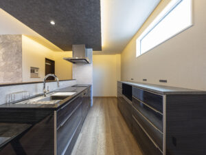 お施主様こだわりの鏡面仕上げのブラック色のキッチン。さらに奥様こだわりのドイツ製フロントオープンの食器洗い乾燥機を内蔵しました。