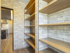 キッチン～ダイニングにつづく3帖大のパントリーで、ダイニング・キッチンはすっきり。