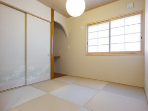 リビングと続きの和室。小さな子供さんのお昼寝やお泊りのお客様の時は、引戸を閉めて活用。