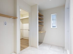 ファミリークローゼットに続くランドリールームで、帰宅後の洗い物や洗濯できた物もすぐにクローゼットに収納。