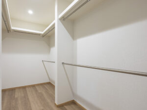 ファミリークローゼット。ご家族共有のクローゼットで、朝のお出かけ時や帰宅時にすぐに着替えられる便利なスペース。