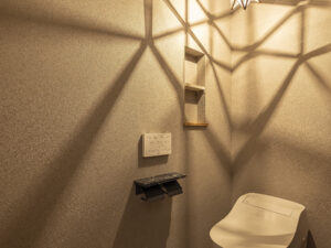 遊び感覚な照明で、シンプルなトイレもおしゃれな空間に。