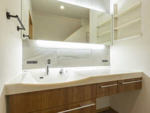 2人一緒に使える少し大きめのこだわりの洗面化粧台。特に朝の忙しい時にも便利です。