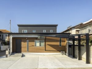 シンプルで、黒を基調に木目の外壁を組み合わせてすっきりとした外観です。