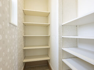 シューズクローク1.25帖。可動棚をくまなく設置して、収納をたっぷりに。