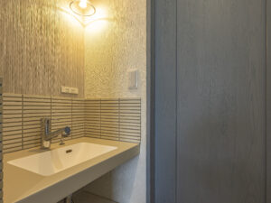 玄関ホールの手洗いは、外出から帰って来てすぐに手洗いができたり、外出前の身だしなみにも活用できます。