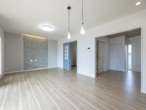 リビング＆ダイニング。ぽい落ち着く色調で整えました。