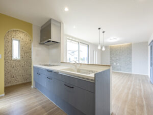 対面キッチンに続く、パントリー。奥様のご希望にあわせて可愛く仕上がりました。