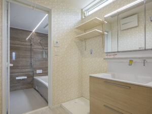 キッチンから一直線の洗面所～お風呂で、家事動線が最短距離にレイアウトしました。洗面所の天井には室内干し用の埋込収納の物干し。