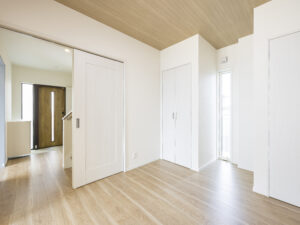 LDKに続く洋室５帖プラスたっぷり収納を配備。子育てのお部屋～ご主人の趣味のお部屋に活用予定だそうです。