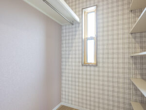 寝室に続く2.5帖のウォークインクローゼットは、多目的に収納できるレイアウトに。